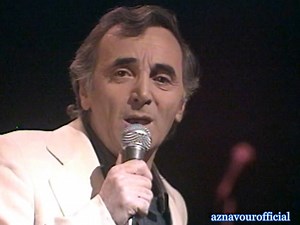 En 1982, Charles Aznavour donnait une série de concerts au Duke of York's Theatre de Londres. En voici un extrait avec "Être". Direction d'orchestre : Peter Lee ❤🎶 | Charles Aznavour