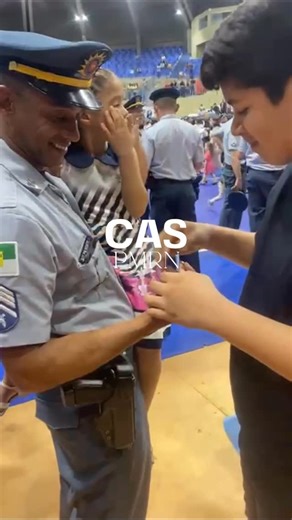 Monte 41 on Instagram: "Celebrando mais do que uma conquista individual, uma vitória de uma família inteira. Cada passo dado até aqui foi sustentado pelo amor da esposa, pela admiração do filho e pelo brilho nos olhos da filha. A formatura na Polícia Militar não é apenas o fim de um curso, mas o começo de uma nova missão, agora com uma maior responsabilidade e com a família no coração, sendo o alicerce de tudo. #operacoesespeciais #políciamilitar #caveira"