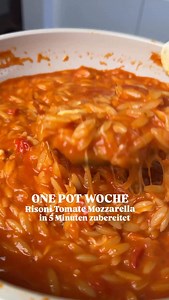 One Pot Risoni Tomate Mozzarella 😍 in 5 Minuten zubereitet! • ab Beikoststart geeignet 👶🏻 • zum Einfrieren geeignet ❄️ 🛒 Zutaten (für 4 Personen): • 250 g Risoni (Orzo) • 1 große Zwiebel, fein gehackt • 300 g Cocktailtomaten, halbiert • 1 Dose (400 g) gehackte Tomaten • 3 EL Tomatenmark • 600 ml Gemüsebrühe • 2 EL Olivenöl • 125 g Mozzarella, geschnitten • Frischer Basilikum (zum Garnieren) 👩‍🍳 Zubereitung: • Zwiebeln in Olivenöl glasig dünsten, Tomatenmark kurz mitrösten. • Cocktailtomate