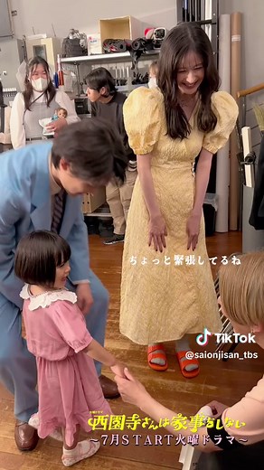 🌼 🧵7月𝑆𝑇𝐴𝑅𝑇火曜ドラマ🪡 #西園寺さんは家事をしない 公式SNSフォロワー5万人突破🫶🏼 皆さんたくさんフォローや 拡散していただき ありがとうございます！ 記念に原作の #ひうらさとる 先生と ご対面した様子をお届け📙 ポスター撮影合間に初めましての ご挨拶でした💭 #tbs #火ドラ #松本若菜 #松村北斗 （#SixTONES） #倉田瑛茉