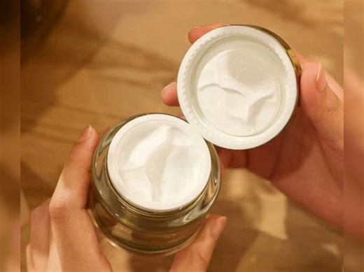 这款产品通过促进胶原蛋白生成、提升肌肤弹性及保湿来改善颈纹，需坚持使用并结合按摩手法效果更佳。