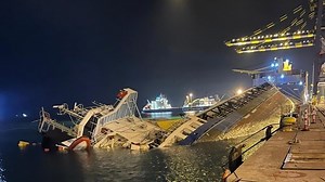 Video: Cargo Ship Capsizes at the Pier at Port of Iskenderun