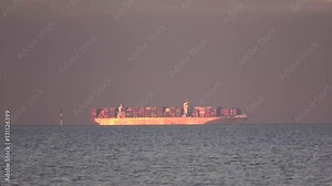 Containerschiff in der Abendsonne, Nordsee, 4k