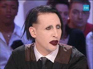 CAUCHEMAR AMÉRICAIN. En 2003, Marilyn Manson sort son album "The golden age of grotesque". L’occasion pour lui de revenir sur son histoire : son enfance, les pratiques sexuelles de son grand-père, son parcours scolaire, ses peurs et son intérêt pour les sciences occultes. Marilyn Manson fait l'objet ces derniers mois de plusieurs accusations de viols. | INA