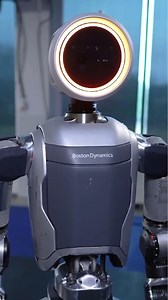 1.4M views · 10K reactions | No se trata de un humano disfrazado.  El nuevo robot de Boston Dynamics logra moverse con una fluidez asombrosa. 烙¿Cuánto tiempo faltará para que sea una tecnología accesible? #robot #bostondynamics #robotics #robots #arte #ingenieria #arduino #electronica #transformer #mecha #tech #juguete #scifi #ai #innovación #diseño #robótica #futuro #cyberpunk #stem #raspberrypi #sensor #tecnologia #inteligenciaartificial | DEV.F | Facebook