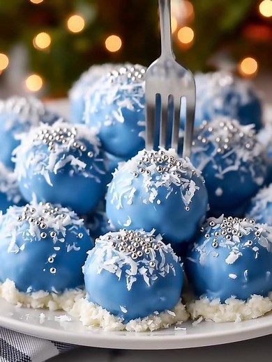 Winter Wonderland Truffles Dreamy blue chocolate truffles coated in coconut snow — a magical bite of winter bliss. Yield: 20 truffles | Chill Time: 1 hour | Temp: No-bake Key Ingredients First: White chocolate Cream cheese Full Recipe in First Cօʍʍеոτ 👇 | Quick Garden Methods