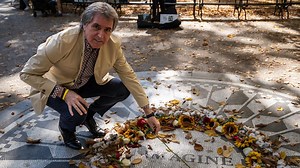 Liverpool mayor honours legacy of John Lennon on visit to New York