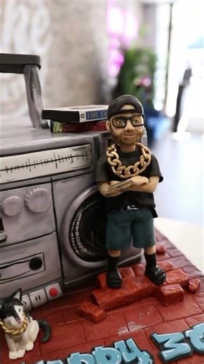 Old school vibes 🔊🔥 A custom sculpted boombox cake with all the details—music, style, and