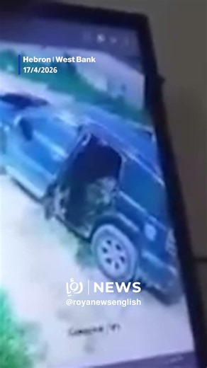 'Israeli' settlers burn two civilian vehicles in Hebron