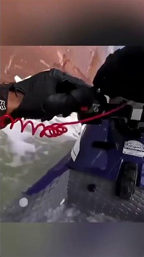 😱 Casi Muere por Acercarse Demasiado a un Barco