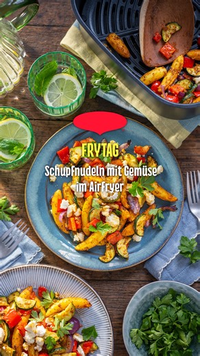 Schupfnudeln mit Gemüse im Airfryer – das ist eine Premiere auf eurem Teller! Mit MAGGI Querbeet Fix für Ofen-Gemüse mit Feta und knackigem Gemüse geht’s im Airfryer ganz fix. Da wird einfach jeder Tag zum Frytag! Schnappt euch das Rezept! Let´s go! Für 2 Portionen: 250 g rote Paprikaschote 200 g Zucchini 60 g rote Zwiebeln 400 g Schupfnudeln (a.d. Kühlregal) 3 EL THOMY Reines Sonnenblumenöl 1 Beutel MAGGI Querbeet Fix für Ofen-Gemüse mit Feta 100 g Feta-Käse Zubereitung: 1. Paprika waschen, Ker