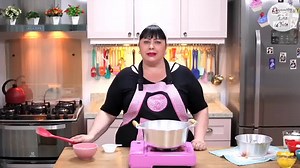 PUDIM DE TRIGO ECONÔMICO | INGREDIENTES SIMPLES E FÁCIL DE FAZER | RECEITAS DA CRIS Ingredientes: Calda -1 xícara de açúcar ( 180 gr ) -1/2 xícara de água ( 120 ml ) Massa -3 ovos -1 colher de sopa de margarina -1 xícara e 1/2 de açúcar ( 270 gr ) -2 xícaras de leite ( 480 ml ) -1 xícara de farinha de trigo ( 144 gr ) As xícaras do vídeo são de 240 ml cada Medidas da forma do vídeo: -20 cm de diâmetro -09 cm de profundidade E-mail para contato profissional: receitasdacris@outlook.com Endereço pa