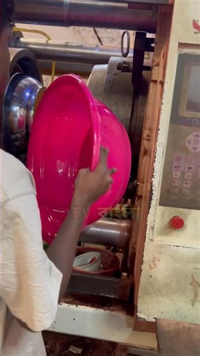 The process of making large plastic tubs with perfect design.