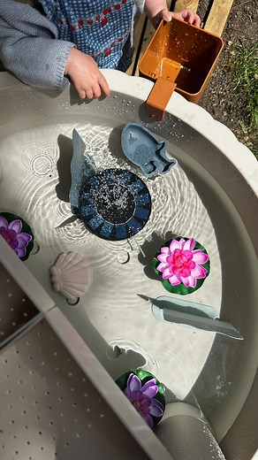 Lina Knobel on Instagram: "✨Kinder lernen mit allen Sinnen – und Musik ist dabei ein echtes Super-Tool! 🎶Diese Lieder bringen nicht nur Spaß und Bewegung, sondern fördern ganz nebenbei Sprache, Rhythmusgefühl, Konzentration und Körperwahrnehmung. Hier sind unsere liebsten Bewegungslieder mit Lerneffekt – inspiriert vom Stil der wunderbaren Laurie Berkner: Unsere Top 10: ✨We Are the Dinosaurs – Laurie Berkner ✨The Goldfish – Laurie Berkner ✨Drive My Car – Laurie Berkner ✨Walk Along the River – L