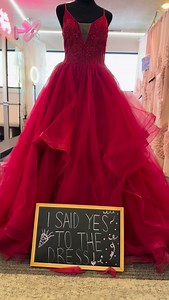 ❤️ Who’s ready to try on this stunning red wedding gown?! ❤️ Size 16...