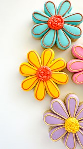 37K views · 54 reactions | What are your favorite flower shapes to decorate? #royalicing #daisy #daisycookies #cookievideo #cookieartist #decoratedsugarcookies #cookiedecorator #summercookies #easycookies #dfwcookies | Little Penelope's Cookie Boutique, LLC. | Facebook