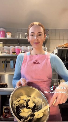 Black heart cakes >>>> 🖤🖤 here is how i colour my black buttercream (way easier tnan you think!) #bakingtiktok #heartcaketutorial #bakerylife #cakedecorating #fyp