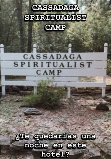 📍 Cassadaga Spiritualist Camp 1112 Stevens St, Cassadaga, FL 32706 En el día de hoy visitamos uno de los pueblos más misteriosos de Florida. 👀 Cassadaga fue fundado en 1894 por el médium George P. Colby, quien según cuenta la historia fue guiado por espíritus hasta este lugar para crear una comunidad espiritualista. Con el tiempo, el pueblo se ganó el apodo de “la capital psíquica del mundo.” En este mini documental exploramos: 🔮 La historia de Cassadaga 🏨 El infame Cassadaga Hotel 🪑 La fam