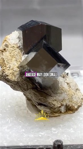 Anatase Crystal – Rare Titanium Mineral with Brilliant Luster アナターゼ（ルチル型二酸化チタン）– 輝きと変容を象徴する希少鉱物