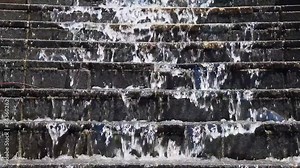 階段状に流れるおちる水