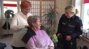 Polizei Lüneburg mit neuem Aufklärungskonzept: Beratung beim Friseur nicht nur zum Haarschnitt
