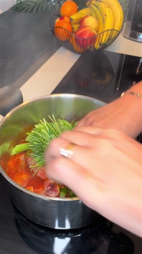 Assegas amegaz 2976 🇩🇿🇩🇿 Berkoukess 📝le bouillon 3 cuillères à soupe huile 2 pillons de poulet 360 g carottes en petits cubes (4 grandes carottes) 169g navet (1 grand navet) 150g oignon (1 grand oignon) 60g ail( environ 10 gousses) 200g tomate en purée ou coulis 3 branches de céleri 30g coriandre (une petite botte) Épices: une cuillère à café de chacun poivre paprika rass hanout une demie cuillère à café curcuma Sel 2 litres eau bouillante Cuisson 45 minutes 📝 kefta 250g viande hachée 1 pe