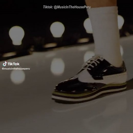 Redfoo Juicy Wiggle Song & Lyrics | Alvin y las Ardillas