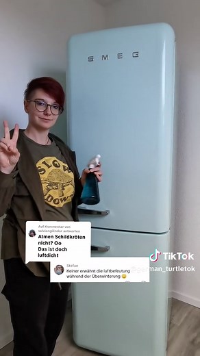 Antwort auf @salviangilindor Neben der Kontrolle der Temperatur, gibt es vor allem 3 ToDos, während deine Schildkröte 4-5 Monate im Kühlschrank überwintert. 1. Lüften: Viele fragten sich wie Schildkröten im Kühlschrank genug Sauerstoff bekommen. Ihr Stoffwechsel fährt während der Winterstarre so stark herunter, dass sie kaum noch atmen. Dazu hatte ich auch schon ein separates Video hochgeladen. 1x pro Woche lüften reicht da aus. 2. Befeuchten: Das Substrat wird im Laufe der Zeit austrocknen. Dah