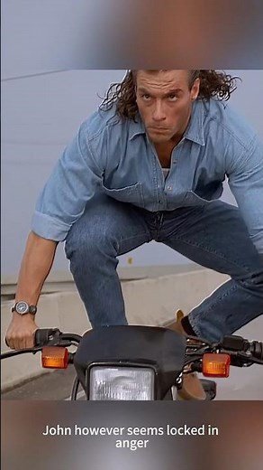 “MOTORCYCLE VS CAR SHOWDOWN! 🔥 Ultimate Chase Scene from Hard Target (1993) 🏍️💥”