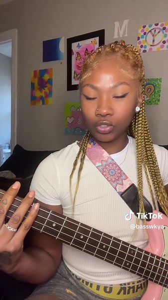 Replying to @kici🩷 i hope this make sense i tried making it as straight to the point as possible, teaching it the way i learned but i can answer questions too but im by no means anybody that teach lessons!😂🫶🏾 #beginnerfriendly #bassline #basswkya #fosterthepeoplepumpedupkicks #feelgoodinc #fyp #bassguitartiktok #femalebassist #blackgirl #guitartok #jamsession