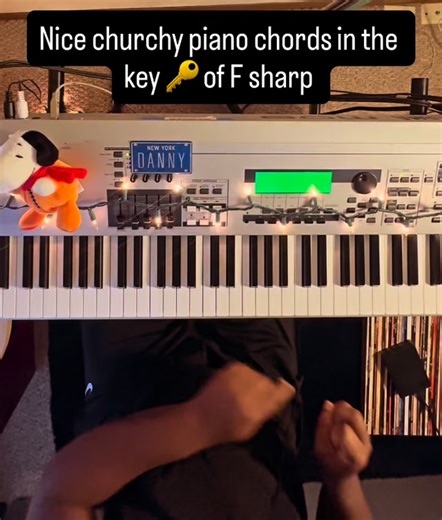 Nice easy churchy piano chords and runs in the key 🔑 of F sharp …… F sharp can be a tricky key with churchy stuff .. 🫠You pretty much gotta play in A lol #pianocover #pianolesson #pianocover #pianotutorial #churchmusician | Daniel Duncan