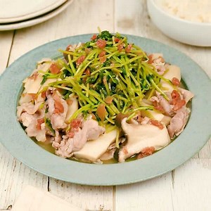 ご飯のお供に！ 豚肉と豆苗の梅にんにく炒めのレシピ動画・作り方 | デリッシュキッチン
