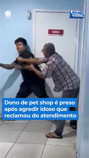 Dono de pet shop é preso suspeito de agredir idoso. Testemunhas disseram que o idoso reclamou do tratamento que o cachorro dele recebeu na clínica. Leonardo tentou impedir que o cliente saísse do local e agrediu o homem com pelo menos dez socos. 👉 Veja os flagrantes do #BalançoGeral em R7.com/balancogeral | Balanço Geral