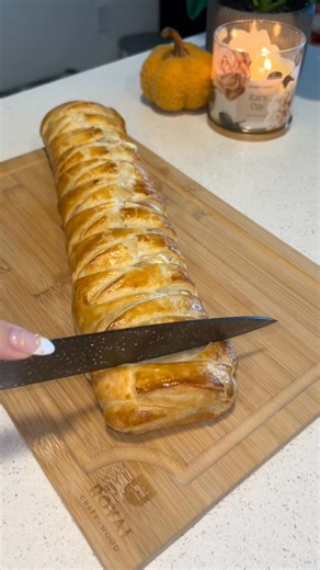 Apple Pie Cheesecake Braid 🍏🍂🍁 #dessert #cheesecake #applepie #puffpastry #fall #easyrecipe | Cici.Soriano