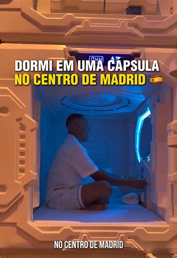 🧑🏾‍🚀🛸 Dormi em uma cápsula no centro de Madrid! Fiquei hospedado no Art Seven Hostel Capsules e essa foi uma das melhores experiências que já tive em um hostel. Como não sou muito fã dos quartos compartilhados com as tradicionais beliches, achei essa proposta incrível. As cápsulas oferecem muito mais privacidade, conforto e uma sensação diferente na hora de dormir. Fiz a reserva pela Booking e paguei €32,61 por uma noite. Para quem está procurando uma hospedagem diferente, moderna e com um ó