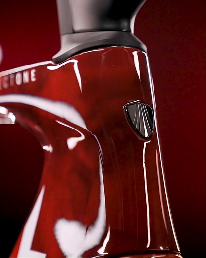 Pas op: heet! 🌶️ Dit smokin' hot kleurenschema is gemaakt met echte rook en verspreidt de warmte overal waar je fietst. Een van de nieuwste toevoegingen aan de Project One ICON-familie is Real Smoke. Nu verkrijgbaar op de Émonda en de Madone. Ontdek meer: https://trek.bike/blx_RealSmoke | Trek Bicycle