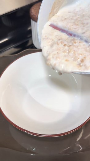 🥣 Avena Ingredients: • 1/3 cup oatmeal (old-fashioned or quick oats) • 2 cups whole milk • 2 cinnamon sticks (canela) • 2–3 tablespoons sugar (adjust to your taste) • Tiny dash of nutmeg • Splash of vanilla extract • Pinch of salt 〰 Instructions: 1. Infuse the milk: In a small pot, add the milk, cinnamon sticks, and salt. Bring to a gentle simmer over medium heat so the milk absorbs that cinnamon flavor (about 3–4 minutes). 2. Add the oats: Stir in the oatmeal and cook over low-medium heat, sti