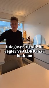 Der er en bestemt slags budskaber som hvert år pakker sig ind i december, og som mange kvinder næsten ikke kan undgå at blive ramt af. Du ved de her velmenende råd, eksperttips og sociale medier-sandheder der prøver at fortælle dig at hvis du vil holde fast i dine mål, så må du holde dig væk fra alt hvad der ligner hygge og julestemning. Og det er præcis til den tankegang at jeg har pakket en lille julegave i dag. 🎁 En gave formet som en finger, pakket kærligt ind, fordi den alt eller intet-idé