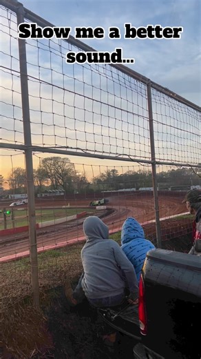 130K views · 2.3K reactions | I betcha can’t. 襤 #racing #racecar #dirttrack #dirtlatemodel #talladegashorttrack #nobettersound #wideopen #openmotor #horsepower #torque | Days of Dirt with Brad Berry Racing | Facebook