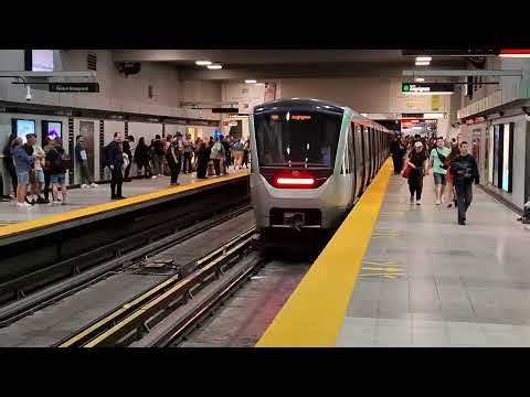 Métro de Montréal-Azur MPM-10 (stations Berri-Uqam)-ligne orange et verte - 4K