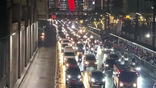 WATCH: As of 6:20 p.m. on Monday, December 15, here is the current traffic situation on EDSA for both northbound and southbound lanes near a mall in Mandaluyong City. | via Arnel Tacson, INQUIRER.net | INQUIRER.net