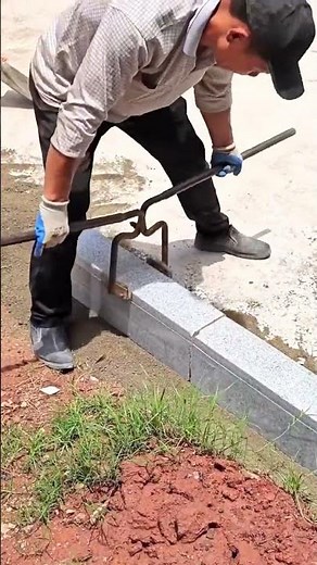 縁石を正確に持ち上げるブロックリフター作業