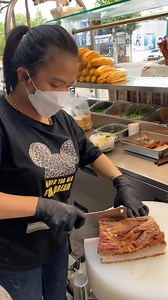 🥖 SÁNG NAY ĂN GÌ NÈ? – BÁNH MÌ HEO QUAY GIÒN RỤP NGON HẾT NẤC 🐷🔥 Ổ bánh mì đầy ắp ba chỉ quay vàng giòn, thơm phức, chan thêm mắm ngọt – đồ chua – rau thơm là chuẩn vị luôn 😋 Bếp quay mới mỗi sáng, ổ nào cũng nóng hổi – cắn miếng là mê! 🚚 Free Ship trung tâm thành phố Nha Trang cho đơn từ 100K – đặt là giao liền tay nha cả nhà ❤️ 📞 0766 666 656 • 💻 www.ngochai.vn 📍 43/6 Vân Đồn – 26A Lam Sơn – 146 Hoàng Hoa Thám, Nha Trang 🕘 06:30 – 12:00 & 15:30 – 19:00 | Heo Quay Ngọc Hải