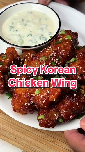 Episod 164 | Resepi Spicy Korean Chicken Wing | 2 Minit 1 Resepi by Che Sayang Kitchen Resepi penuh 👉🏻 Korean chicken wing - Ayam bahagian kepak - Telur tepung gandum air - Tepung goreng original - Butter atau mentega - Bawang putih diracik - Sos korea adabi - Minyak bijan - Madu Sos putih - Yogurt manis - Mayonis - Serbuk garlic - Daun bawang - Perahan lemon #resepichesayang #chesayangkitchen #susahkenakbuat #spicykoreanchickenwing #chickenwing