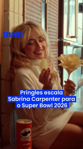Meio & Mensagem on Instagram: "A Pringles decidiu que o rosto de sua campanha para o Super Bowl LX é a cantora Sabrina Carpenter. Ela, que virá ao Brasil este ano como headliner do Lollapalooza, protagoniza o teaser da marca para o “Big Game”, marcando sua estreia oficial nos intervalos da final da NFL. No vídeo de 15 segundos, a cantora aparece em um cenário doméstico realizando uma releitura lúdica da brincadeira “bem-me-quer, mal-me-quer”, utilizando as batatas como se fossem pétalas de flore