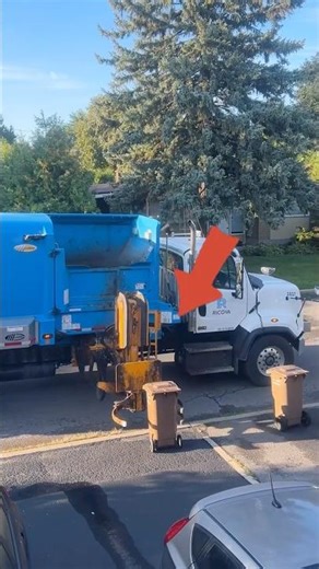 Canada has robotic arms that automatically grab garbage#garbagetruck #canada #automobile #waste