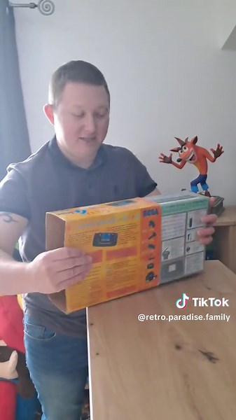 Je récupère une console RETROGAMING chez mon voisin 😁 vu sur une annonce Facebook ,mon voisin se débarrassait de ce lot Sega Gamegear et par chance j'ai reussi à l'avoir 😊 #videgrenier #decheterie #collectionneur #retrogaming #couple