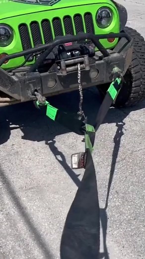 The right way to tow out a vehicle on a recovery, demonstrated by @4x4 Rescue ✅ #4x4 #offroad #4x4rescue