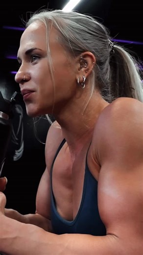 Sarah Bäckman on Instagram: "First workout after being sick be like… 😅 Anyway, what do you think?! Do you like this vibe? 🎥✨"