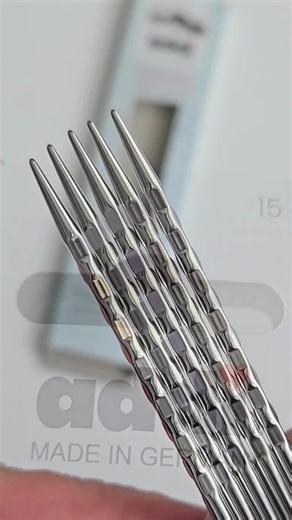 Stricken mit Struktur – das addiNovel Quintett vereint alles, was du dir für dein nächstes Projekt wünschst: ergonomische, viereckige Nadeln mit abgerundeten Kanten, angenehm in der Hand und besonders gelenkschonend. Für ein gleichmäßiges Maschenbild und entspannte Stunden mit deinen Lieblingsprojekten – natürlich Made in Germany. Probier das Nadelspiel aus und fühl den Unterschied!